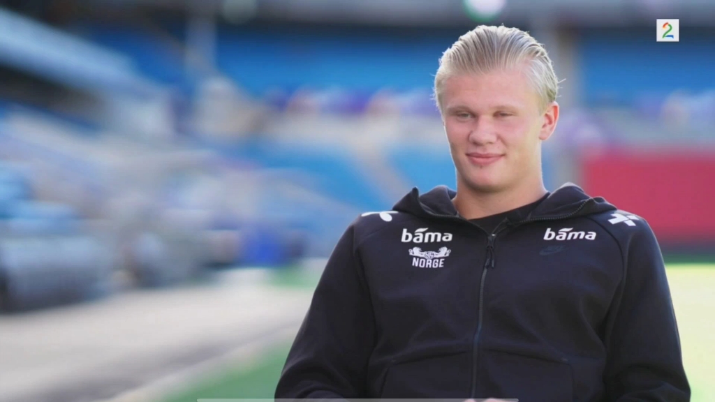 悼念若塔，红军名宿汤普森与毕包主席赛前在KOP看台前献花圈（赛前悼念若塔：红军名宿汤普森携毕包主席在KOP看台前敬献花圈）