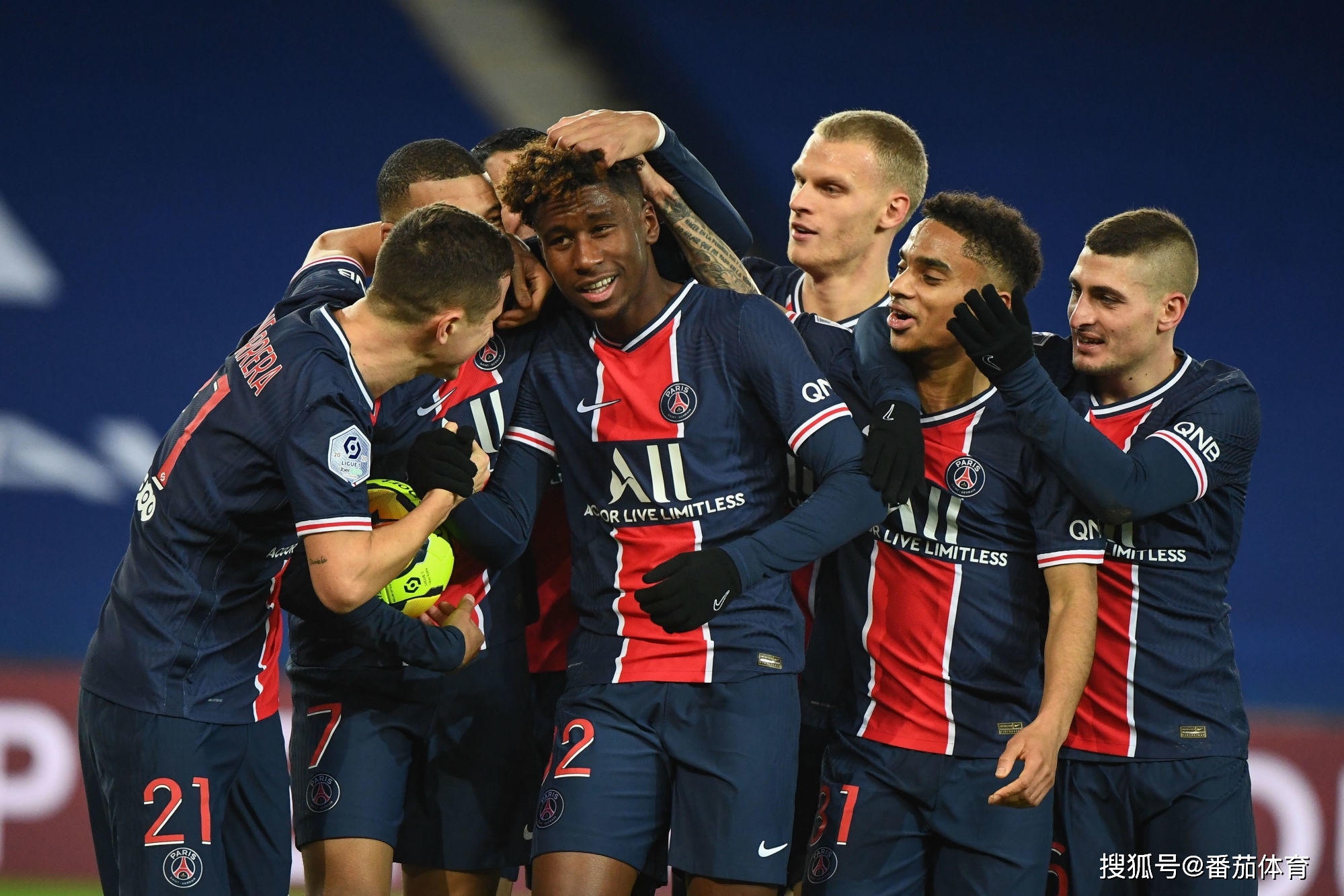 当孔德梅开二度帮助巴萨反超比分时，法兰克福球迷彻底炸了（孔德双响助巴萨实现反超，法兰克福看台瞬间炸锅）