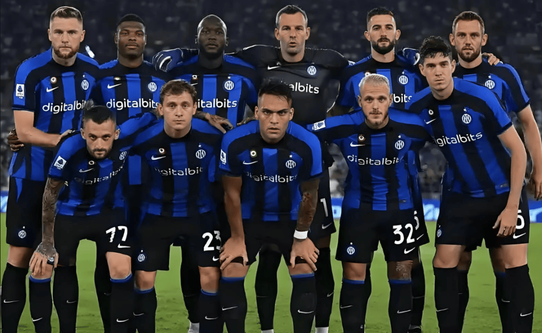 泰山磐石迎来青春风暴 鲁沪将士抵达力明备战围甲（青春风潮席卷泰山磐石，鲁沪将士会师力明备战围甲）